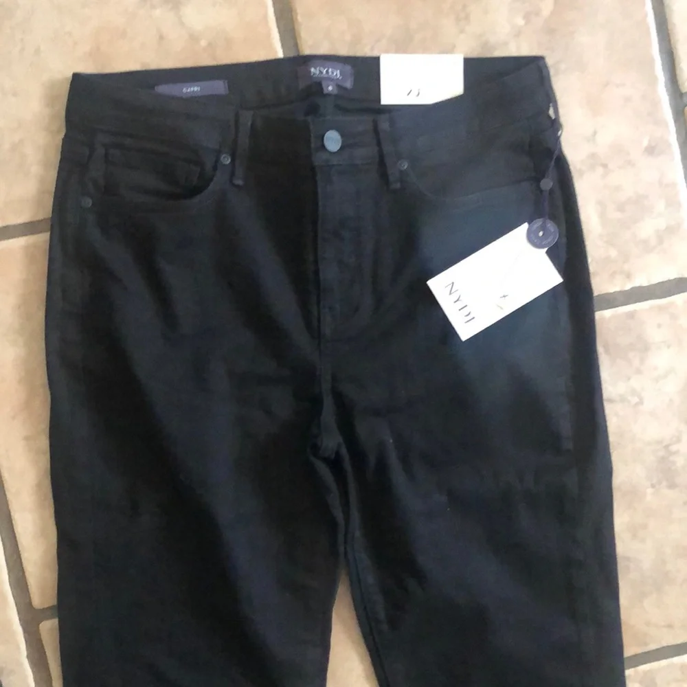 NWT NYDJ Capri (Size 8)✨ - Picture 3 of 4